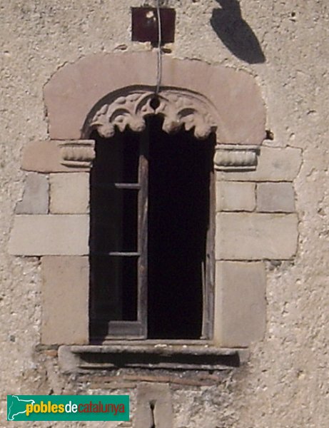 Can Roure, detall d'una finestra