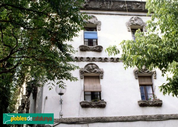 Santa Coloma de Gramenet - Casa dels Nins (Foto: <i>Josep Maria Ardèvol</i>, 1997) Santa Coloma de Gramenet - Casa dels Nins