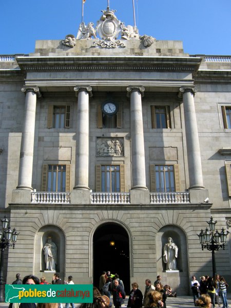 Barcelona - Casa de la Ciutat - Façana principal (Foto: Albert Esteves, 2007) Barcelona - Casa de la Ciutat - Façana principal