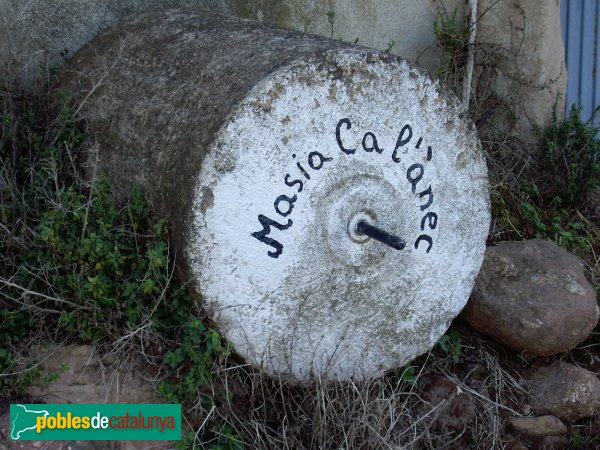 Pedra de molí amb el nom de la Masia