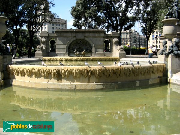 Barcelona - Plaça Catalunya - Font dels sis putti (Jaume Otero) (Foto: Albert Esteves, 2007) Barcelona - Plaça Catalunya - Font dels sis putti (Jaume Otero)