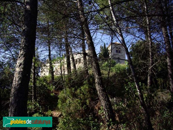 Vista del conjunt del Puig de la Creu, venint des de la font del Gurri (Foto: Joan Sánchez Sabé, 2007) Vista del conjunt del Puig de la Creu, venint des de la font del Gurri