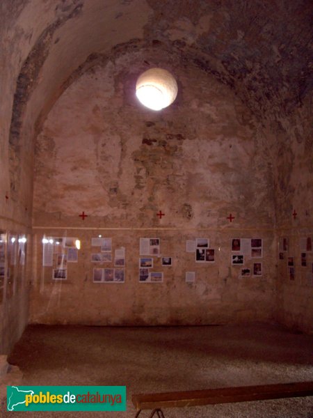 Interior de l'ermita de Santa Maria del Puig de la Creu (Foto: Joan Sánchez Sabé, 2007) Interior de l'ermita de Santa Maria del Puig de la Creu