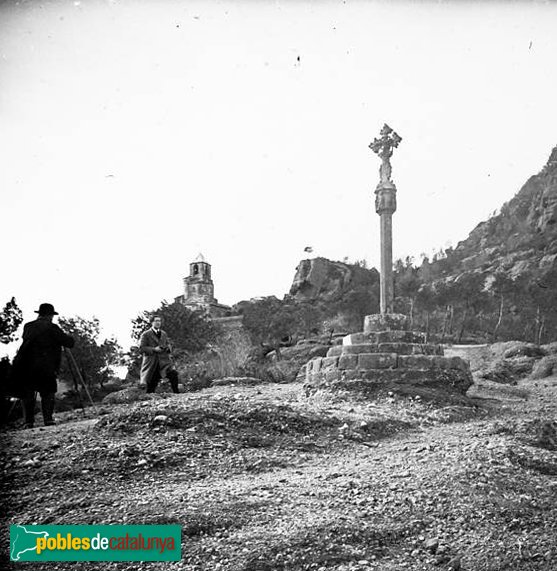 Cervelló - Creu de terme de Santa Maria (Foto: <i>Josep Salvany - Fons Salvany, Biblioteca de Catalunya</i>, 1923) Cervelló - Creu de terme de Santa Maria