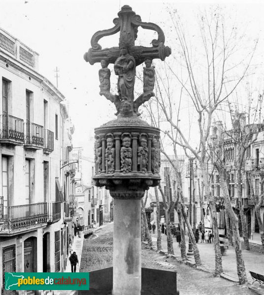 Museu de Mataró - Creu de terme d'en Ramis (Foto: <i>Josep Salvany - Fons Salvany, Biblioteca de Catalunya</i>, 1914) Museu de Mataró - Creu de terme d'en Ramis