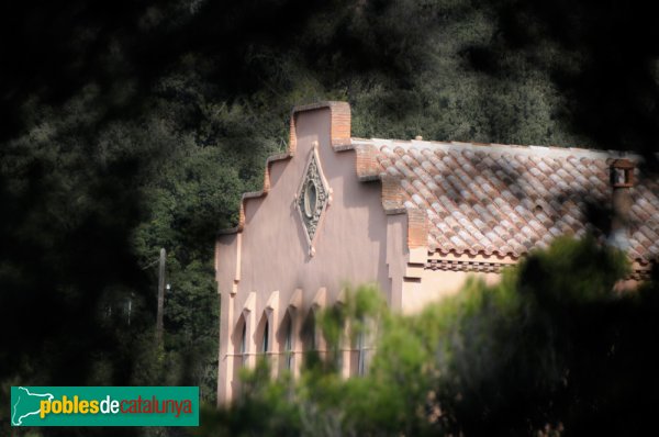 Detall d'una de les cases, entre els arbres (Foto: Joan Sánchez Sabé, 2007) Detall d'una de les cases, entre els arbres