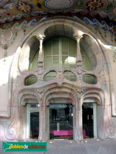 Barcelona - Casa Comalat. Façana Còrsega (Foto: Albert Esteves, 2008) Barcelona - Casa Comalat. Façana Còrsega