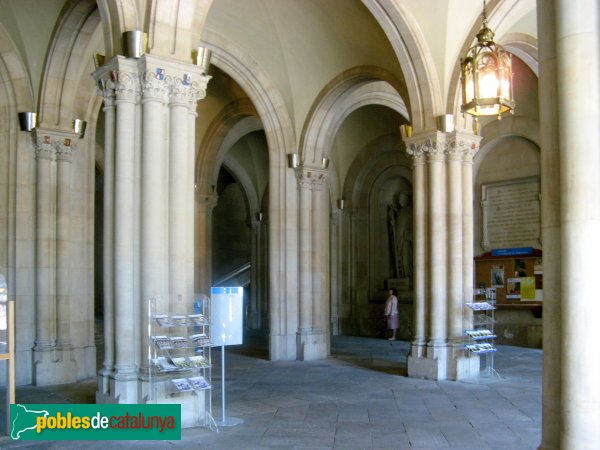 Barcelona - Universitat de Barcelona. Vestíbul (Foto: Albert Esteves, 2008) Barcelona - Universitat de Barcelona. Vestíbul