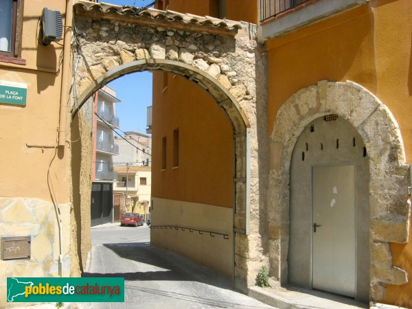 El Morell - Arc de la plaça de la Font (Foto: Albert Esteves, 2008) El Morell - Arc de la plaça de la Font