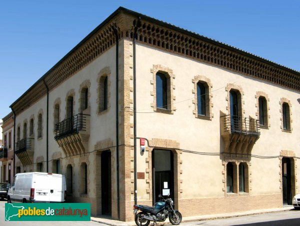 Colònia Güell - Cooperativa (Foto: Albert Esteves, 2008) Colònia Güell - Cooperativa