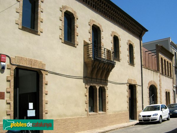 Colònia Güell - Cooperativa (Foto: Albert Esteves, 2008) Colònia Güell - Cooperativa