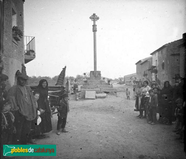 Castellnou de Seana - Creu renaixentista (Foto: Josep Salvany - Fons Salvany, Biblioteca de Catalunya, 1917) Castellnou de Seana - Creu renaixentista