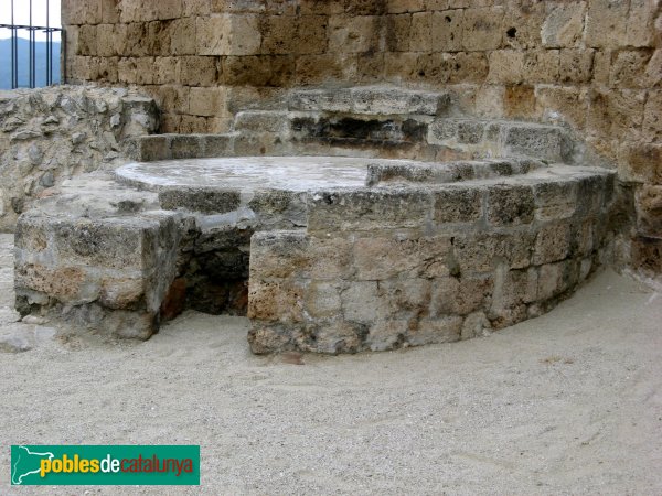 La Pobla de Claramunt - Castell: cisterna (Foto: Albert Esteves, 2009) La Pobla de Claramunt - Castell: cisterna