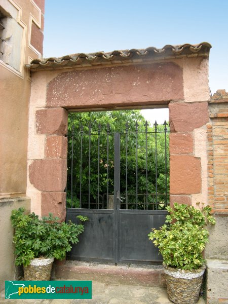 Sant Climent de Llobregat - Rectoria, porta exterior, al costat de l'església (Foto: Albert Esteves, 2009) Sant Climent de Llobregat - Rectoria, porta exterior, al costat de l'església