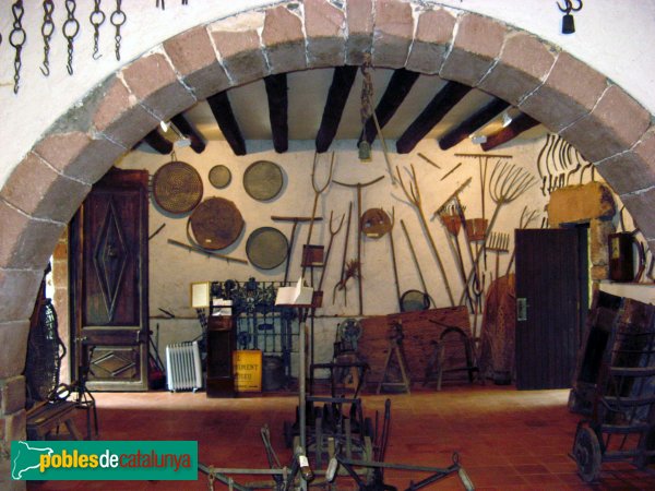 Sant Climent de LLobregat - Sala amb arc diagfragma (Foto: Albert Esteves, 2009) Sant Climent de LLobregat - Sala amb arc diagfragma