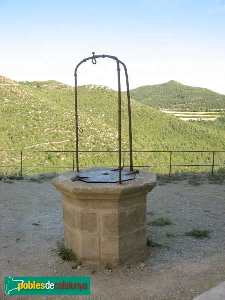 Rubió - Santa Maria, pou, amb dates gravades de 1518 i 1711 (Foto: Albert Esteves, 2009) Rubió - Santa Maria, pou, amb dates gravades de 1518 i 1711