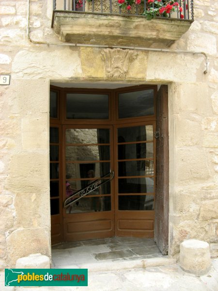 Copons - Portal amb escut (Foto: Albert Esteves, 2009) Copons - Portal amb escut