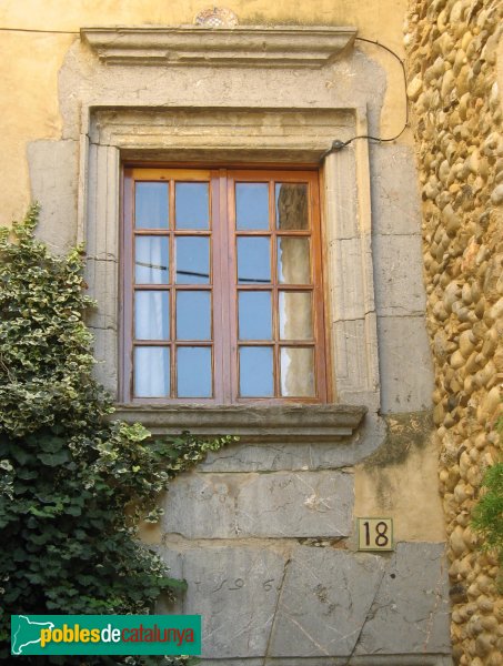 L'Armentera - Finestra i portal del 1596