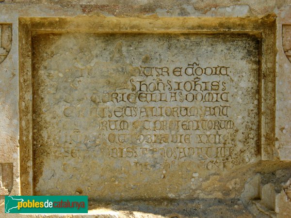 Torroella de Fluvià - Església de Sant Cebrià, làpoida (Foto: Albert Esteves, 2009) Torroella de Fluvià - Església de Sant Cebrià, làpoida
