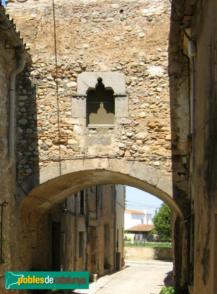 Torroella de Fluvià - Can Sopa, pont sobre el carrer (Foto: Albert Esteves, 2009) Torroella de Fluvià - Can Sopa, pont sobre el carrer
