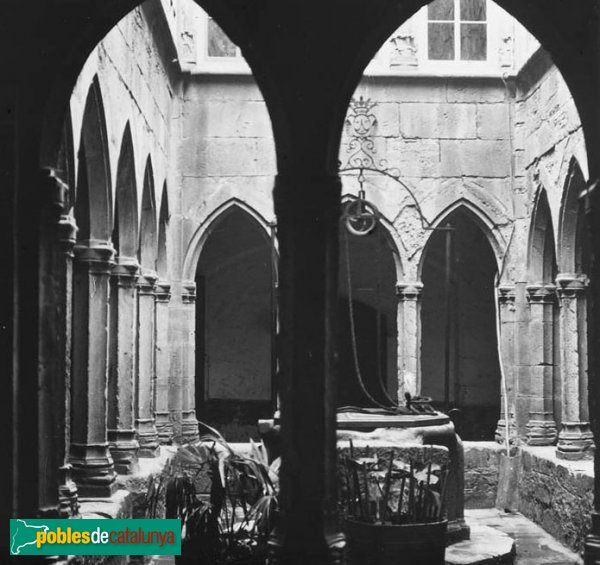 Montblanc - Hospital de Santa Magdalena, claustre (Foto: <i>Josep Salvany - Fons Salvany. Biblioteca de Catalunya</i>, 1912) Montblanc - Hospital de Santa Magdalena, claustre