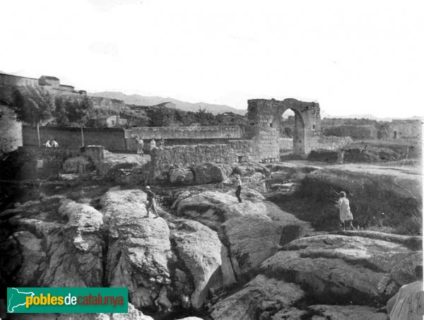 L'Espluga de Francolí - Portal de la Font Major, 1917 (Foto: <i>Josep Salvany - Fons Salvany. Biblioteca de Catalunya</i>, 1917) L'Espluga de Francolí - Portal de la Font Major, 1917