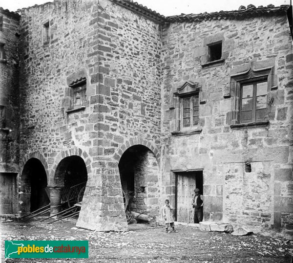 Vallfogona de Riucorb - Cal Tiana (Foto: Josep Salvany - Fons Salvany, Biblioteca de Catalunya, 1916) Vallfogona de Riucorb - Cal Tiana