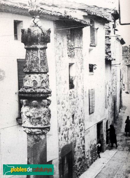 Rocafort de Queralt - Creu de terme (Foto: Albert Bastardes "Les Creus al Vent", 1923) Rocafort de Queralt - Creu de terme