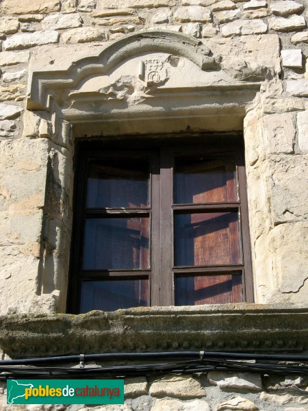 Forès - Finestra del segle XVI (Foto: Albert Esteves, 2010) Forès - Finestra del segle XVI