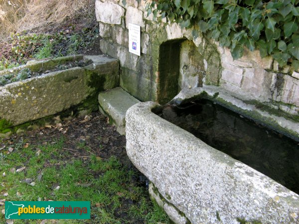 La Sala de Comalats - Font i safareigs (Foto: Albert Esteves, 2010) La Sala de Comalats - Font i safareigs