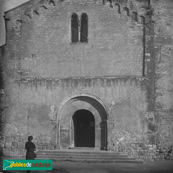 Rubí - Església de Sant Pere, façana romànica (Foto: <i>Josep Salvany - Fons Salvany, Biblioteca de Catalunya</i>, 1918) Rubí - Església de Sant Pere, façana romànica