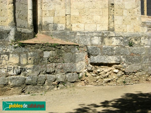 Sant Cugat del Vallès - Absis del monestir, fonaments romans (Foto: Albert Esteves, 2010) Sant Cugat del Vallès - Absis del monestir, fonaments romans