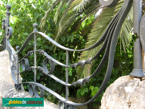 El Papiol - Casa Bou, detall barana (Foto: Albert Esteves, 2010) El Papiol - Casa Bou, detall barana