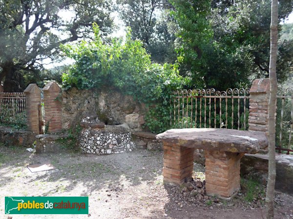 Sant Llorenç Savall - El Marquet de les Roques. Detall del pati (Foto: Joan Sánchez Sabé, 2010) Sant Llorenç Savall - El Marquet de les Roques. Detall del pati