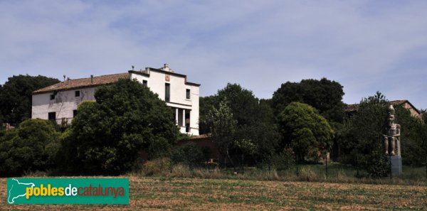 Can Maiol, amb una escultura (que és o sembla) egípcia (Foto: Joan Sánchez Sabé, 2010) Can Maiol, amb una escultura (que és o sembla) egípcia