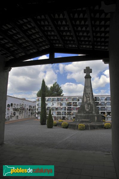 Cementiri de Palau-solità, vista des de l'entrada, Panteó dels Duran (Foto: Joan Sánchez Sabé, 2010) Cementiri de Palau-solità, vista des de l'entrada, Panteó dels Duran