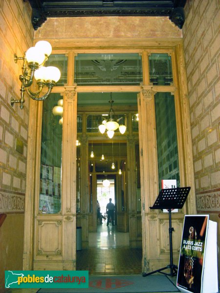 Barcelona - Can Deu. Interior. Vitrall amb Hermes (Foto: Albert Esteves, 2010) Barcelona - Can Deu. Interior. Vitrall amb Hermes