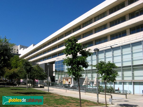 Barcelona - Illa Diagonal, façana posterior (Foto: Albert Esteves, 2010) Barcelona - Illa Diagonal, façana posterior