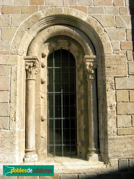 Barcelona - El Conventet, finestra romànica procedent de Santa Maria de Besalú (Foto: Albert Esteves, 2010) Barcelona - El Conventet, finestra romànica procedent de Santa Maria de Besalú