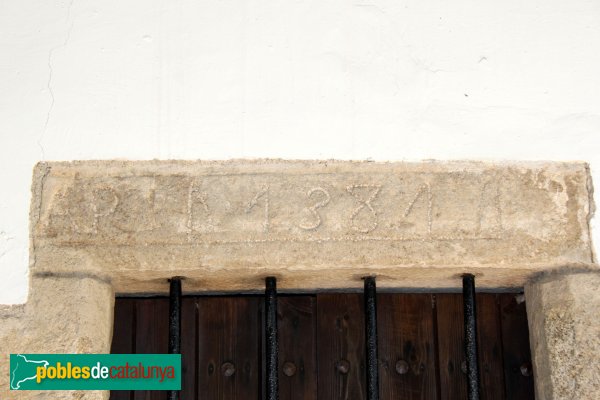 Fogars de la Selva - Mare de Déu de la Serra, finestra amb la data (Foto: Albert Esteves, 2011) Fogars de la Selva - Mare de Déu de la Serra, finestra amb la data