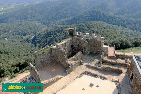 Arbúcies - Castell de Montsoriu, capella de Sant Pere, recintes romànic i gòtic (Foto: Albert Esteves, 2011) Arbúcies - Castell de Montsoriu, capella de Sant Pere, recintes romànic i gòtic