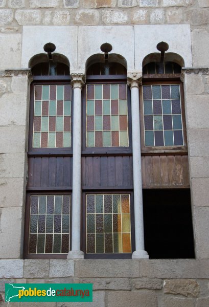 Breda - Palau de l'Abat. Finstra coronella (Foto: Albert Esteves, 2011) Breda - Palau de l'Abat. Finstra coronella