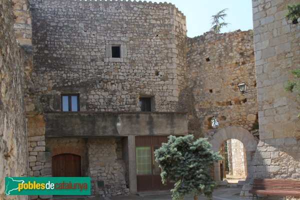 Avinyonet de Puigventós - Castell d´Avinyonet (Foto: Albert Esteves, 2011) Avinyonet de Puigventós - Castell d´Avinyonet