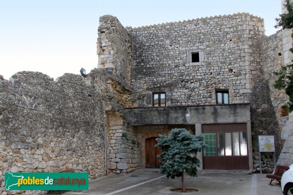 Avinyonet de Puigventós - Castell d´Avinyonet (Foto: Albert Esteves, 2011) Avinyonet de Puigventós - Castell d´Avinyonet