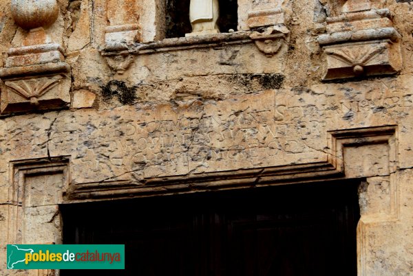 Biure - Església de Sant Esteve, inscripció a la portada (Foto: Albert Esteves, 2011) Biure - Església de Sant Esteve, inscripció a la portada