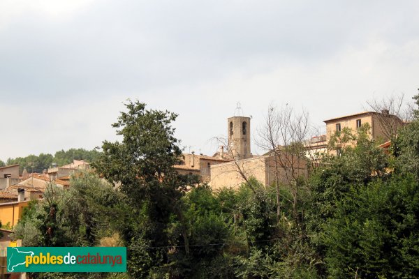 Biure - El campanar de Sant Esteve damunt les cases del poble (Foto: Albert Esteves, 2011) Biure - El campanar de Sant Esteve damunt les cases del poble