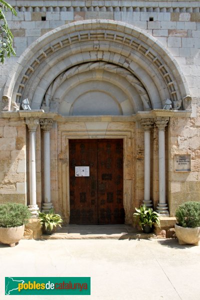 Cistella - Santa Maria de Cistella, portada romànica (Foto: Albert Esteves, 2011) Cistella - Santa Maria de Cistella, portada romànica