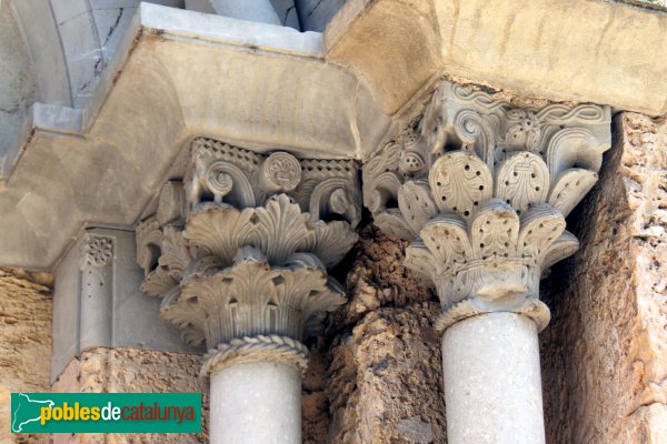 Cistella - Santa Maria de Cistella, capitells portada (Foto: Albert Esteves, 2011) Cistella - Santa Maria de Cistella, capitells portada