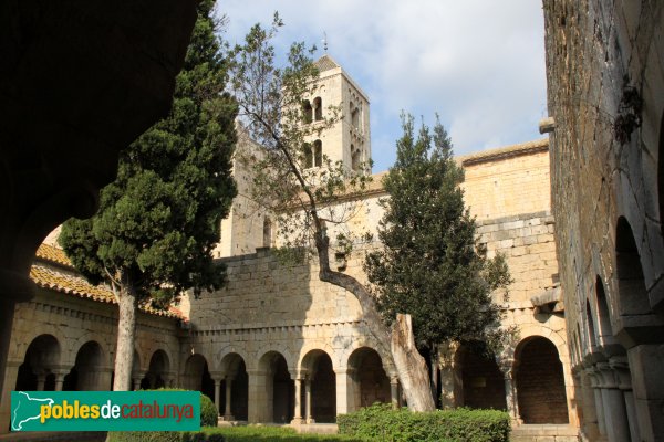 Vilabertran - Monestir, claustre (Foto: Albert Esteves, 2011) Vilabertran - Monestir, claustre