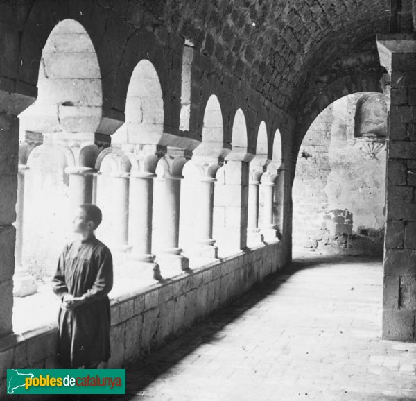 Vilabertran - Claustre del monestir (Foto: Josep Salvany, Fons Salvany-Biblioteca de Catalunya, 1912) Vilabertran - Claustre del monestir